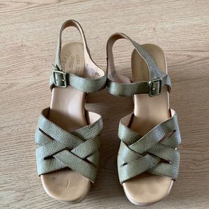 Kork Ease platform leather sandals olive